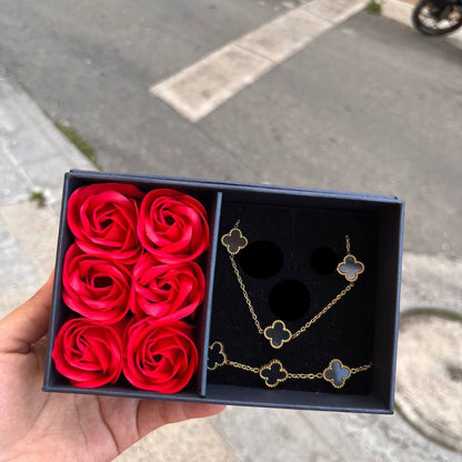 Combo Van Cleef + Caja 6 rosas♣️🌹
